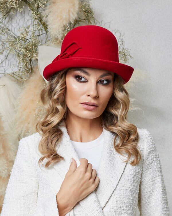 Palarie de dama rosie din fetru din lana cu funda supradimensionata si bor asimetric