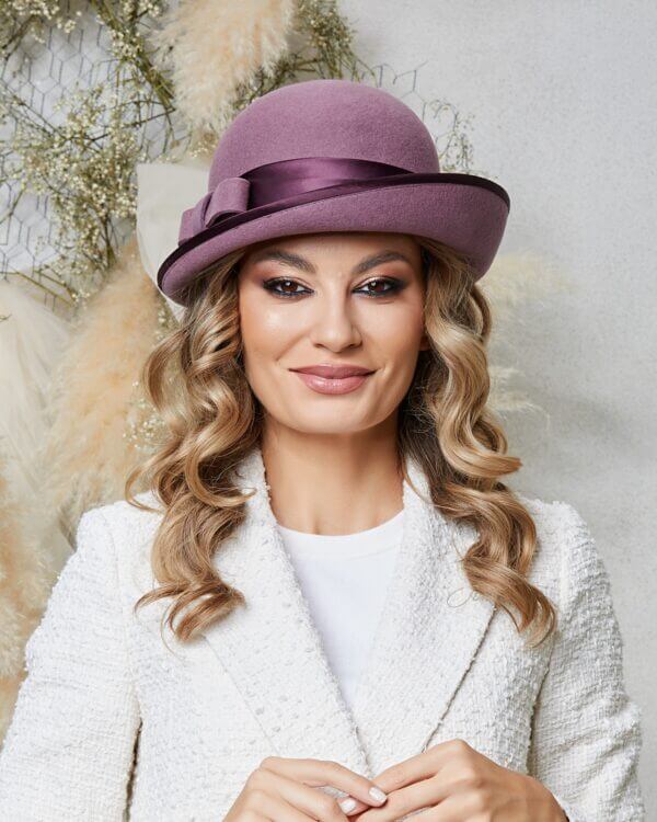 Palarie de dama violet prafuit din fetru de lana, cu bor asimetric si funda decorativa