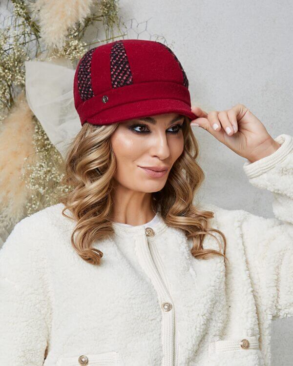 Sapca de dama bordo din stofa din lana, cu insertii decorative cu imprimeu