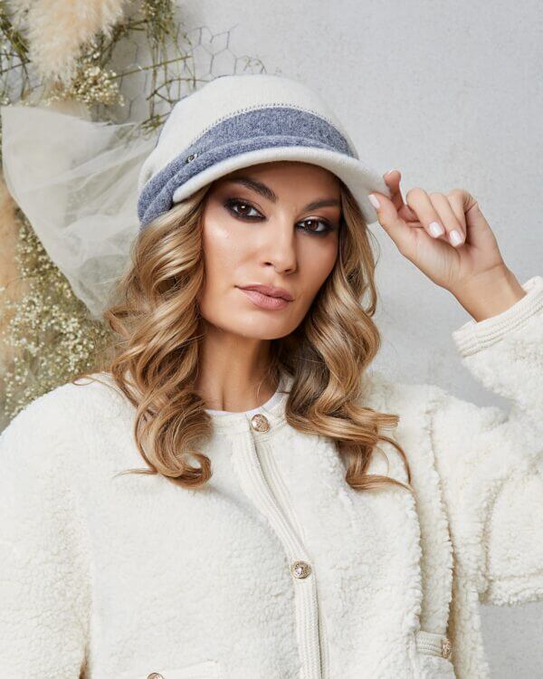 Caciula de dama cu cozoroc bleumarin ecru grafit, din lana merinos, cu pliuri decorative